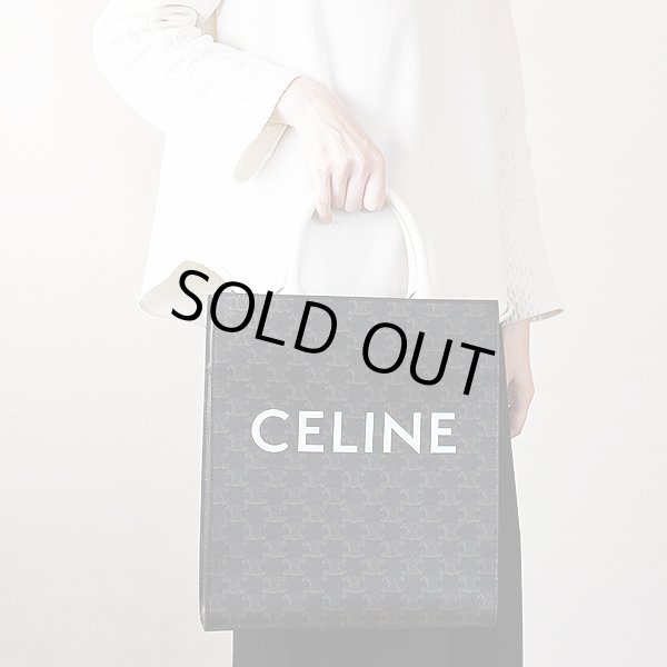 セリーヌ スモール バーティカルカバ 191542CIM．01BC タン／ホワイト　持ったイメージ