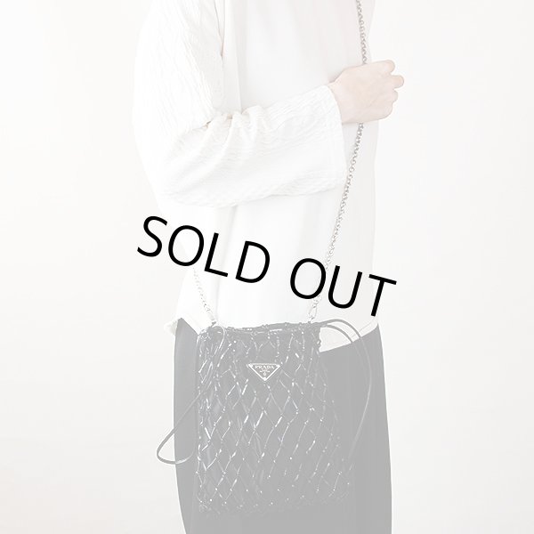 プラダ メッシュクラッチショルダーバック 1BC075 ブラック　掛けたイメージ