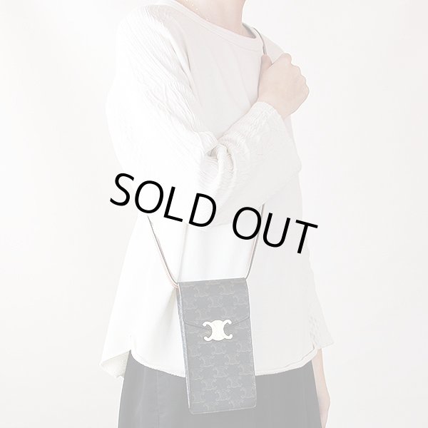 セリーヌ バーティカル フォン ポーチ 10J092DQB.04LU タン　掛けたイメージ