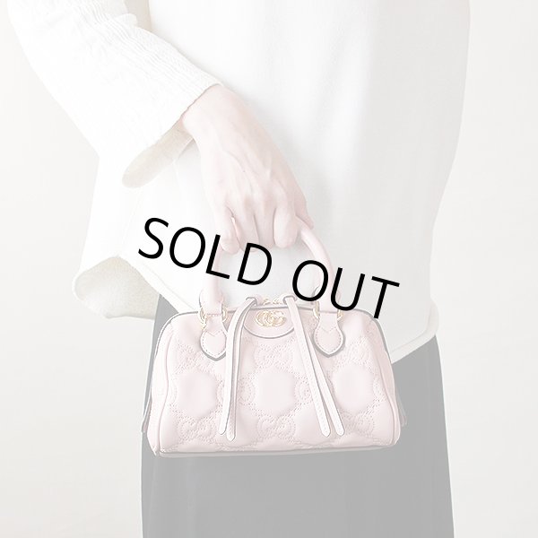 グッチ　GGマトラッセ レザー ミニ バック 702251 520981 ピンク　持ったイメージ