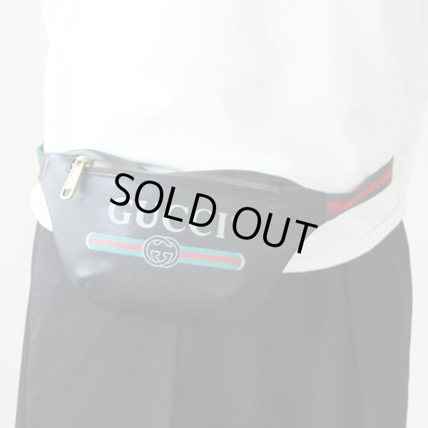 グッチ　プリントスモール ベルトバック 527792 486628 ブラック　装着イメージ