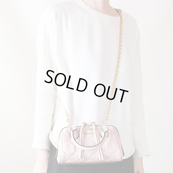 グッチ　GGマトラッセ レザー ミニ バック 702251 520981 ピンク　金具を掛けたイメージ