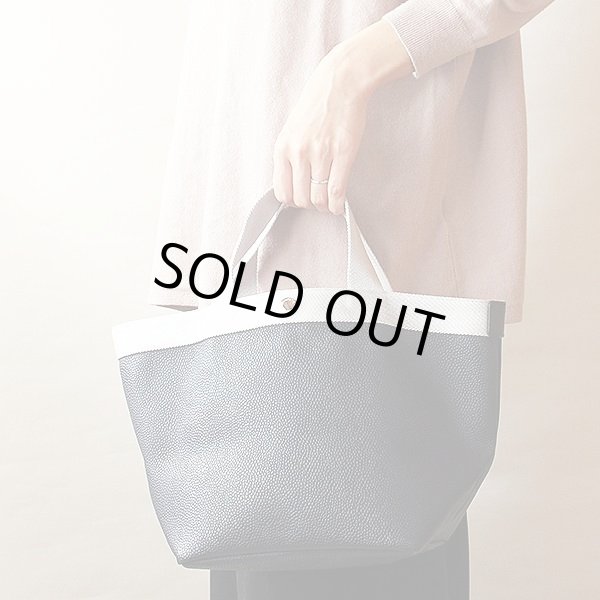 エルベシャプリエ　リュクス舟型トートM 707GP ネイビー／シルバー　掛けたイメージ