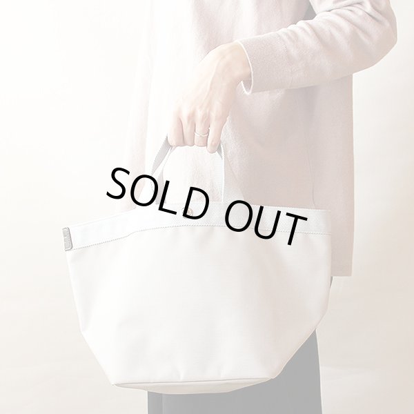 エルベシャプリエ　トゥモローランド別注 舟型トート 707C MASTIC ARGENT　掛けたイメージ