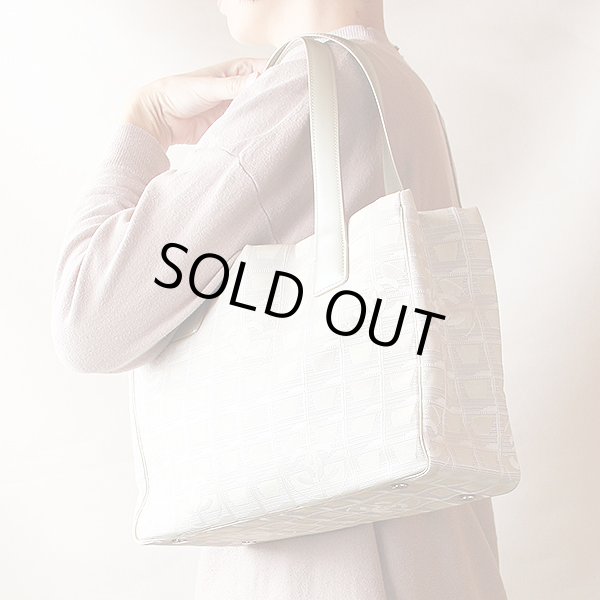 シャネル　ニュートラベルライン トートPM A20457 メタリックシルバー　掛けたイメージ