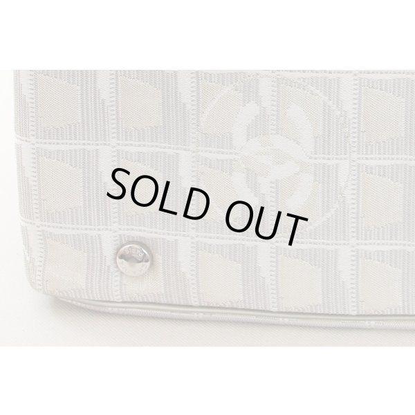 シャネル　ニュートラベルライン トートPM A20457 メタリックシルバー　底拡大