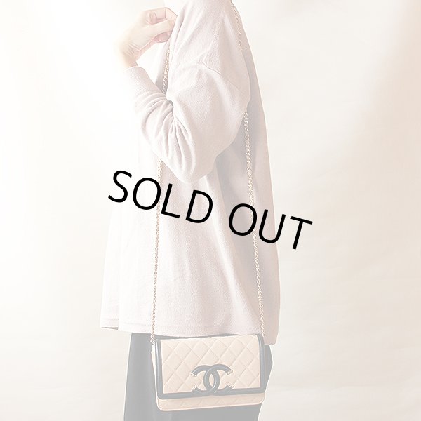 シャネル　CCフィリグリー チェーンウォレット ベージュ／ブラック　掛けたイメージ