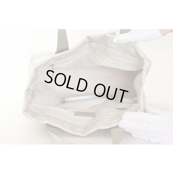 シャネル　ニュートラベルライン トートPM A20457 メタリックシルバー　中身