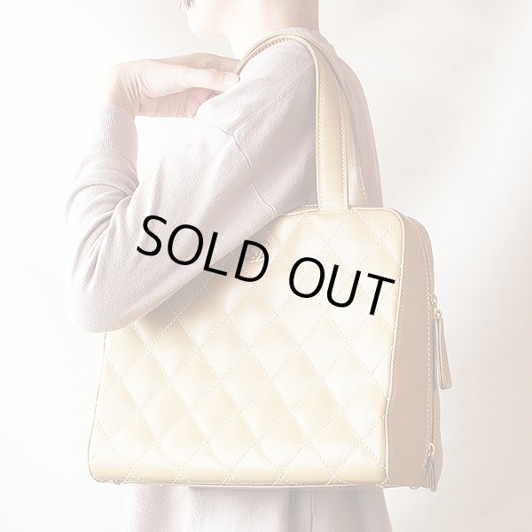 シャネル　ワイルドステッチ ハンドバック ベージュ　掛けたイメージ