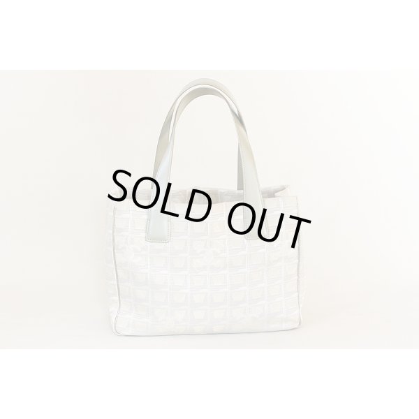 シャネル　ニュートラベルライン トートPM A20457 メタリックシルバー　裏面