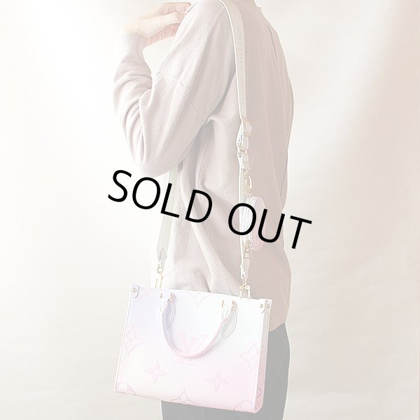 ルイ・ヴィト ン　オンザゴーPM M59856 サンライズパステル　掛けたイメージ