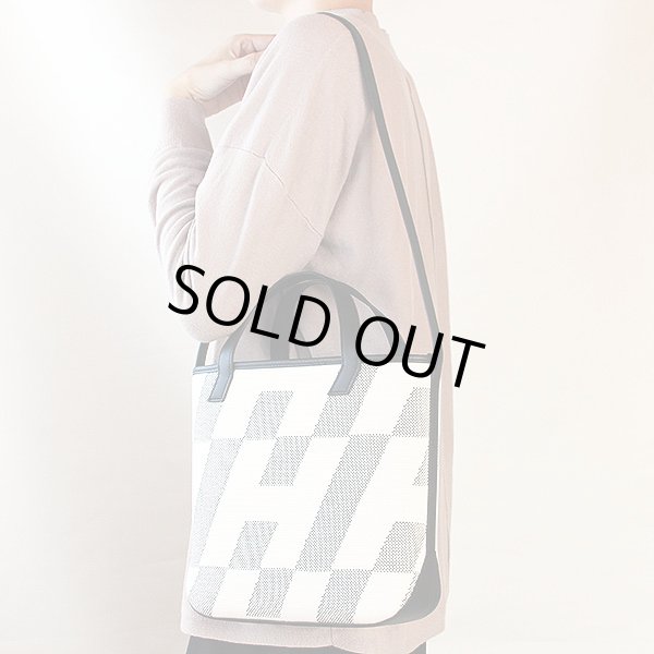 エルメス　HアンビエPM ホワイト／ブラック　掛けたイメージ