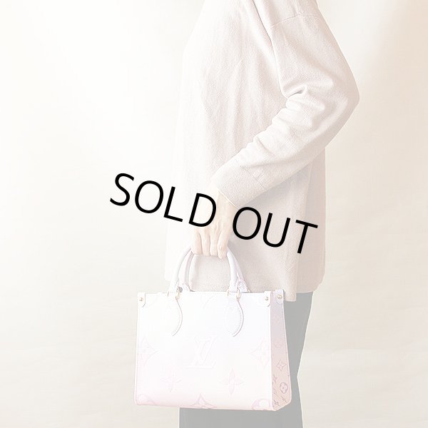 ルイ・ヴィト ン　オンザゴーPM M59856 サンライズパステル　持ったイメージ