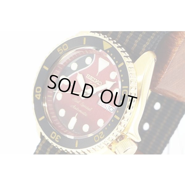 セイコー　セイコー５　ＳＢＳＡ１６０　赤文字盤　ブライアン・メイ コラボモデル　サイド拡大