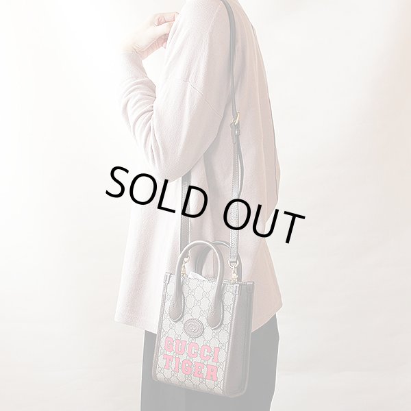 グッチ　インターロッキングG付き ミニトートバック 671623 493492 ベージュ／ブラウン　掛けたイメージ