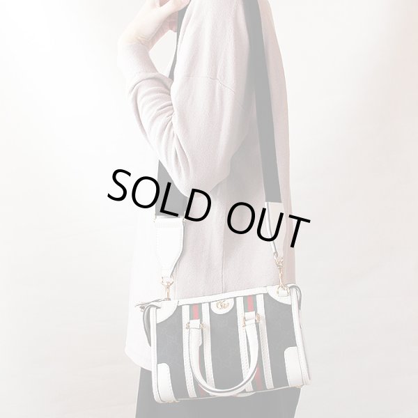 グッチ　ミニ トップハンドルバック 715771 498879 ブラック／ホワイト　掛けたイメージ