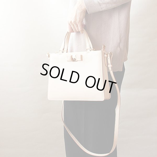 サルヴァトーレフェラガモ　ヴァラ 2WAYハンドバック　AB-21E298 ピンク　持ったイメージ