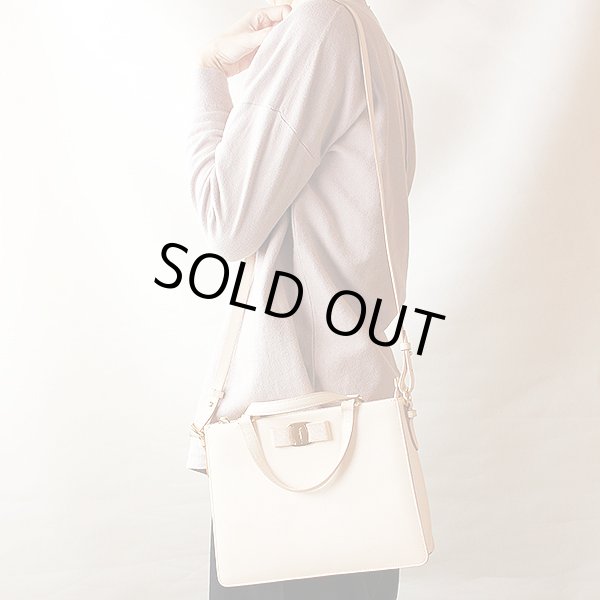 サルヴァトーレフェラガモ　ヴァラ 2WAYハンドバック　AB-21E298 ピンク　掛けたイメージ