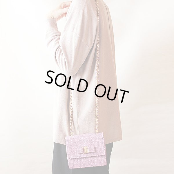 サルヴァトーレフェラガモ　チェーンショルダーバック FZ-21E999 パープル　掛けたイメージ