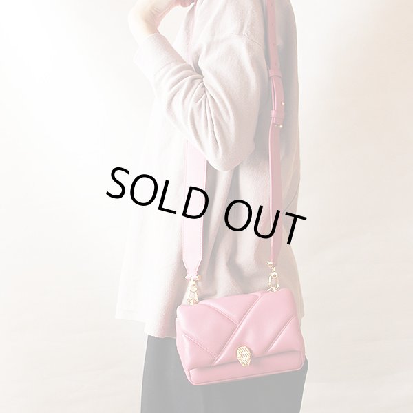 ブルガリ　セルペンティ カボション クロスボディ ミニバッグ ピンク　掛けたイメージ