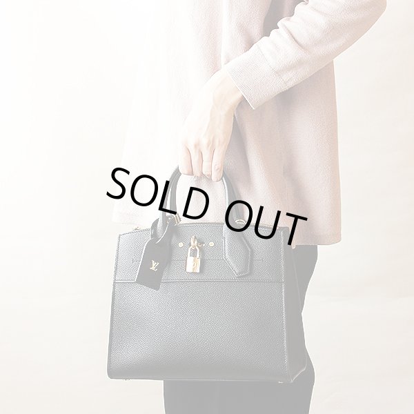 ルイ・ヴィトン　シティ・スティーマーPM M51028 ノワール　持ったイメージ