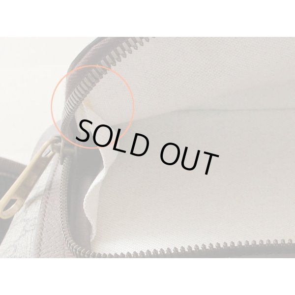 前面ポケット内側に経年で出来たと思わるボンドシミが見受けられます。