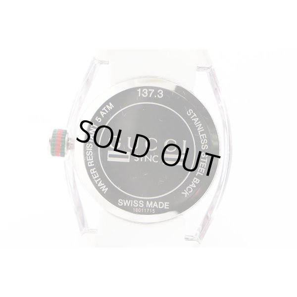 グッチ　１３７．３　ＳＩＮＣ　銀文字盤　裏面拡大