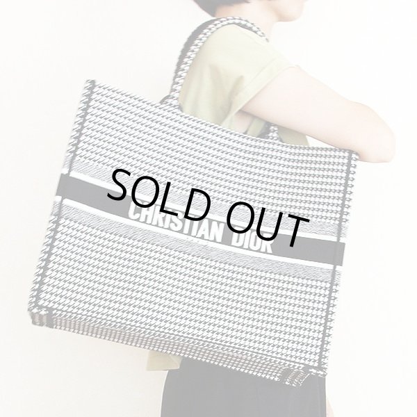 クリスチャンディオール ブックトート ラージ M1286ZRPI_M081 ブラック／ホワイト　掛けたイメージ