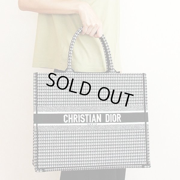 クリスチャンディオール ブックトート ラージ M1286ZRPI_M081 ブラック／ホワイト　持ったイメージ