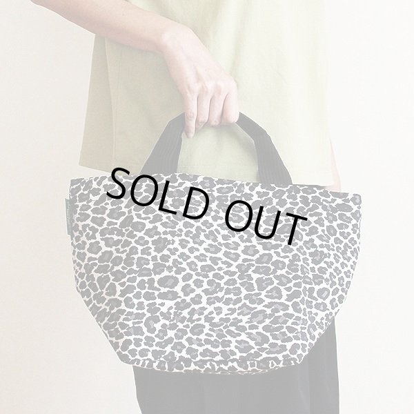 エルベシャプリエ　ナイロン舟型トートM 1027F パンサーブラン　持ったイメージ