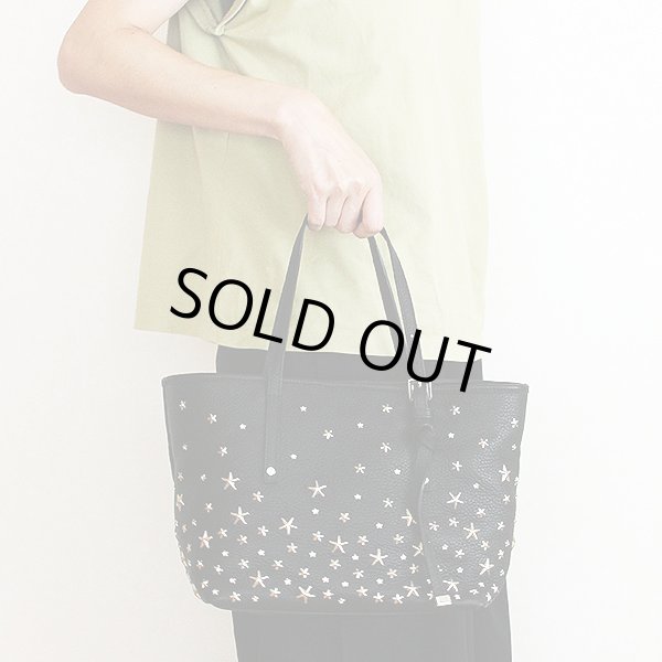 ジミーチュウ　サシャS スタッズ トートバック ブラック　持ったイメージ