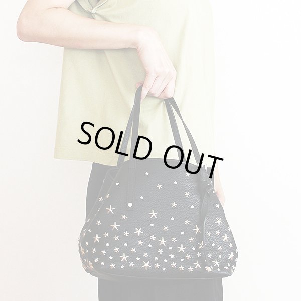 ジミーチュウ　サシャS スタッズ トートバック ブラック　持ったイメージ(2)