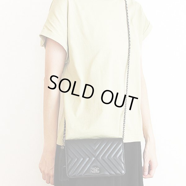 シャネル　シェブロン Vステッチ チェーンウォレット A84444 ブラック／SIV金具　掛けたイメージ