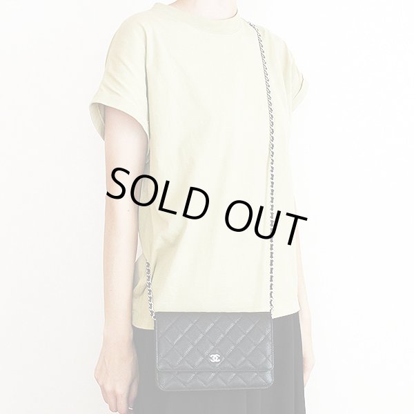 シャネル　チェーンウォレット AP0250 ブラック／SIV金具　掛けたイメージ