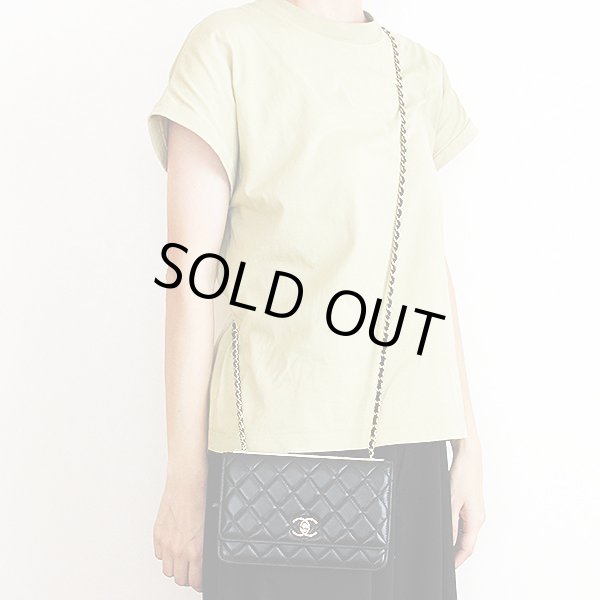 シャネル　チェーンウォレット A80982 ブラック／GP金具　掛けたイメージ