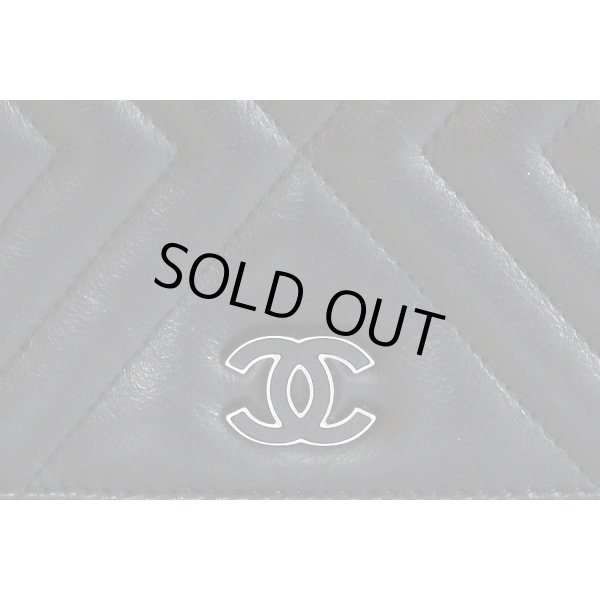 シャネル　シェブロン Vステッチ チェーンウォレット A84444 ブラック／SIV金具　拡大