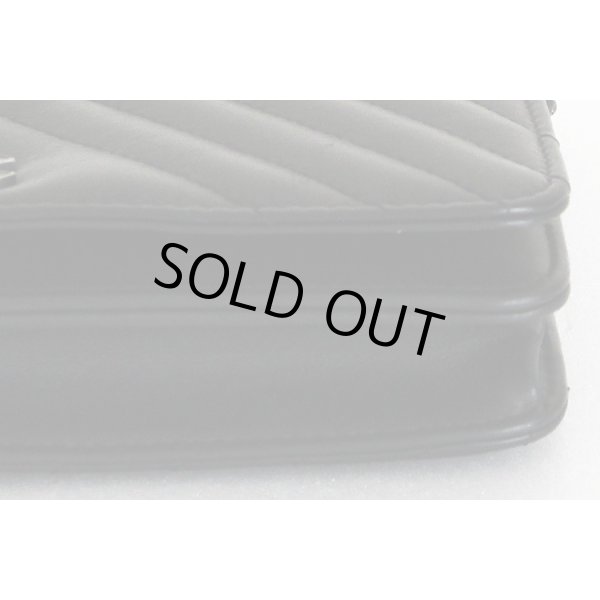 シャネル　シェブロン Vステッチ チェーンウォレット A84444 ブラック／SIV金具　底拡大