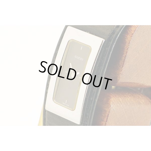 グッチ　バングルウォッチ　７８００Ｓ　黒文字盤　サイド拡大