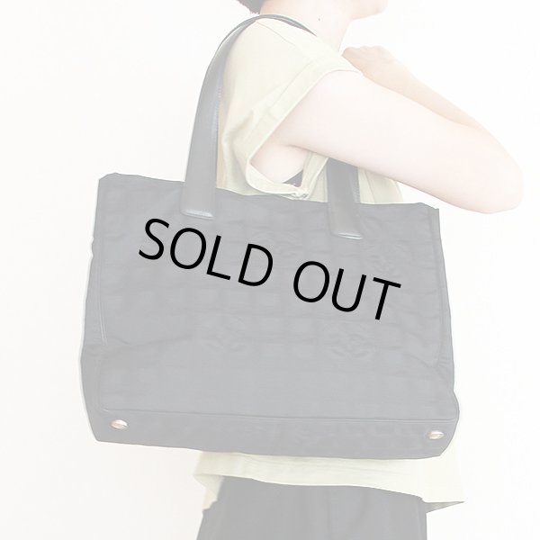 シャネル　ニュートラベルライン トートMM ブラック　掛けたイメージ