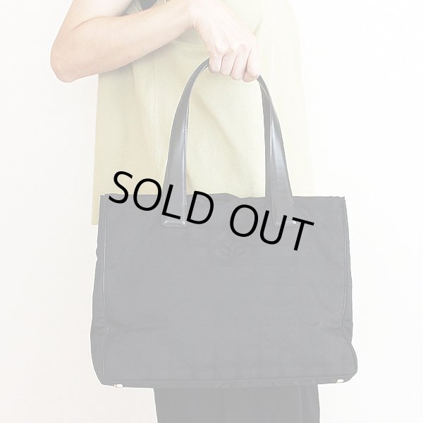 シャネル　ニュートラベルライン トートMM ブラック　持ったイメージ