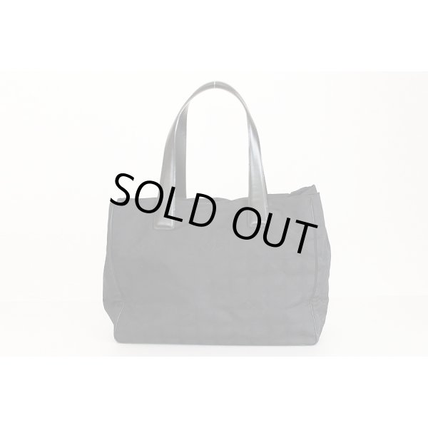 シャネル　ニュートラベルライン トートMM ブラック　裏面