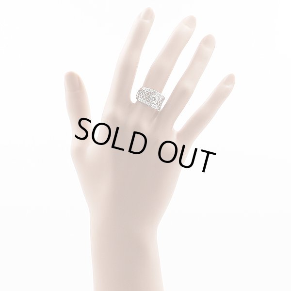 イヴ・サンローラン　PT900 ダイアイリリング 0.39ct 0.15ct 8.00g　装着イメージ