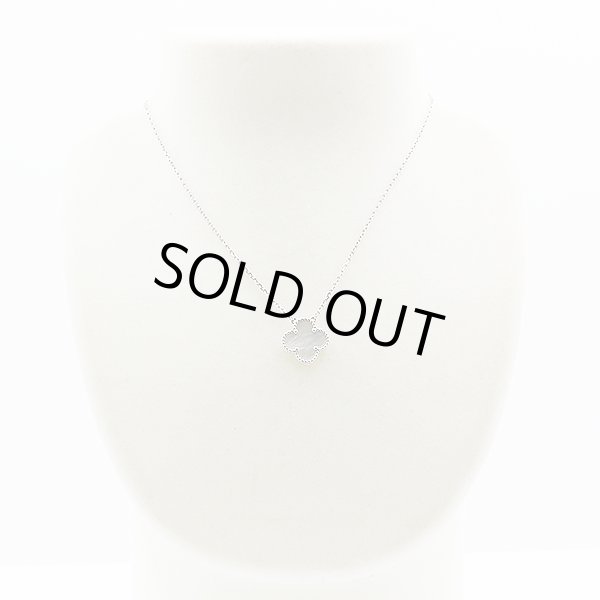 ヴァンクリーフ＆アーペル　750WG ヴィンテージ アルハンブラ ペンダント VCARF48700 5.30g　装着イメージ