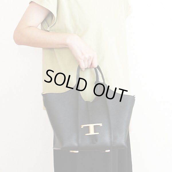 トッズ　Tタイムレス レザー ショッピングバック ミニ ブラック　持ったイメージ