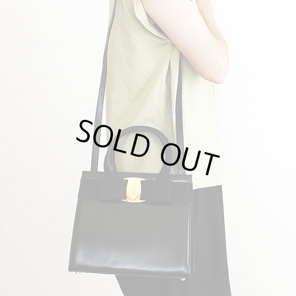 サルヴァトーレフェラガモ ヴァラリボン スクエアハンドバック BA214178 ブラック　掛けたイメージ