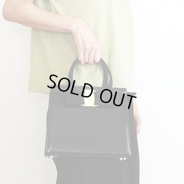 サルヴァトーレフェラガモ ヴァラリボン スクエアハンドバック BA214178 ブラック　持ったイメージ