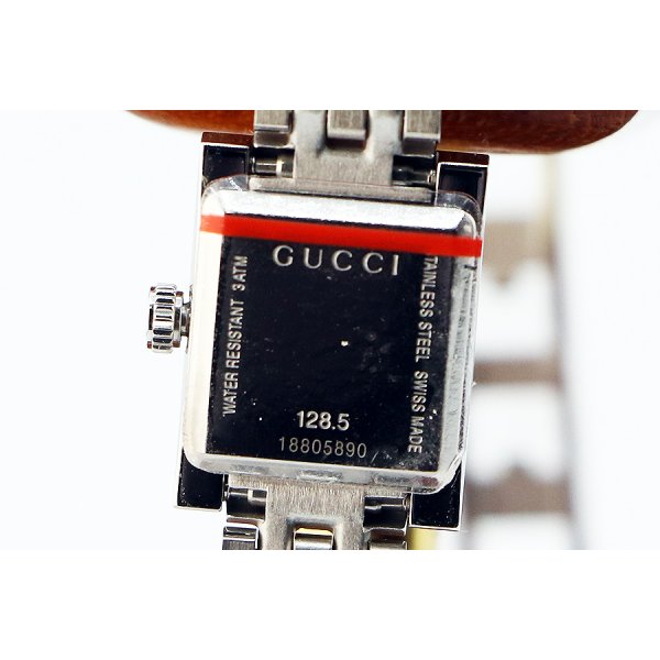 グッチ　Ｇフレームスクエア　ＹＡ１２８．５　黒文字盤　３Ｐ　裏面拡大