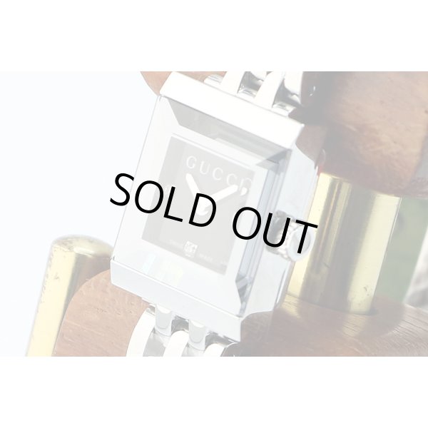 グッチ　Ｇフレームスクエア　ＹＡ１２８．５　黒文字盤　３Ｐ　サイド拡大