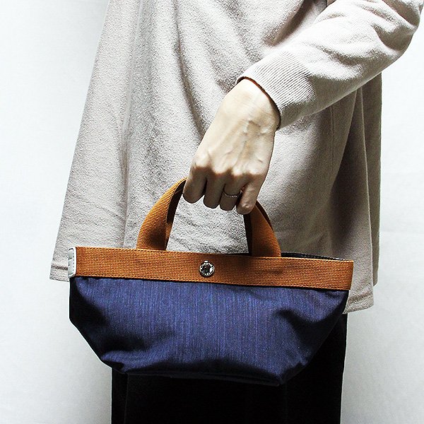 エルベシャプリエ　コーデュラ舟型トートS 701CB ネイビー／ヴィゴーニュ／ブランタグ　持ったイメージ
