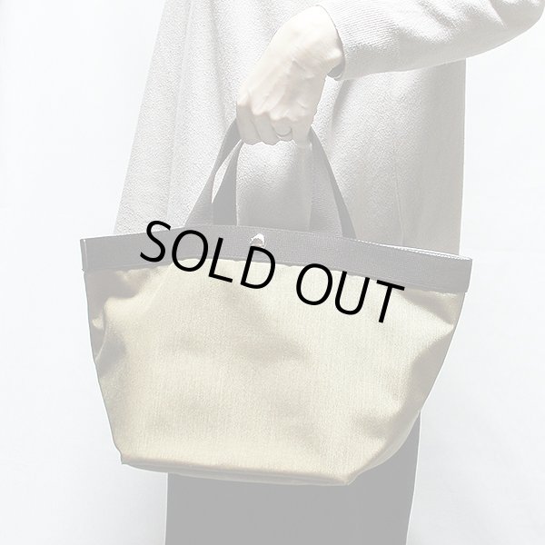 エルベシャプリエ　コーデュラ舟型トートM 707C シャモワ／モカ　持ったイメージ